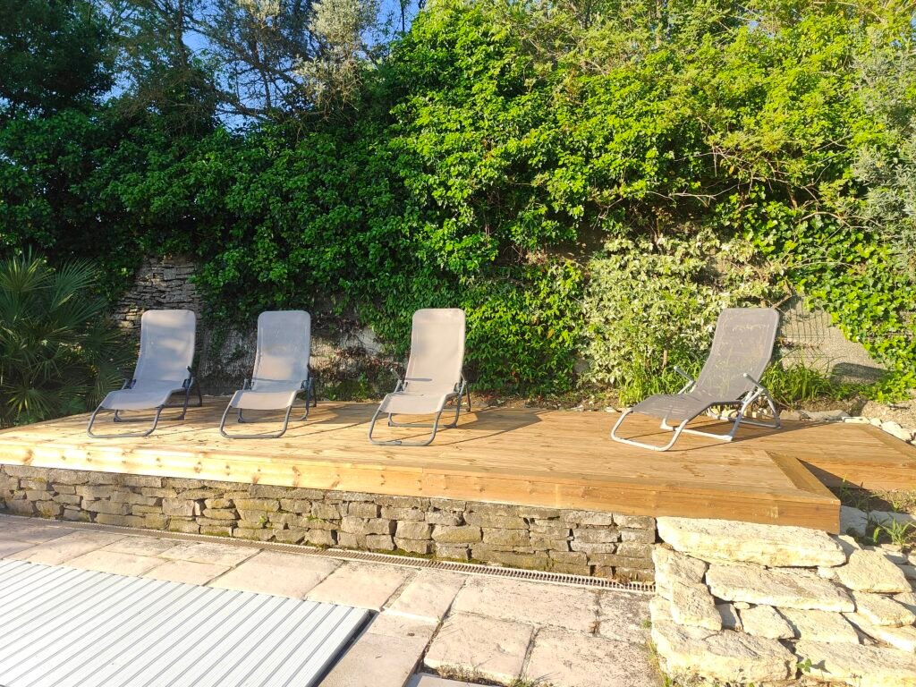 Terrasse piscine à l'ombre l'après-midi